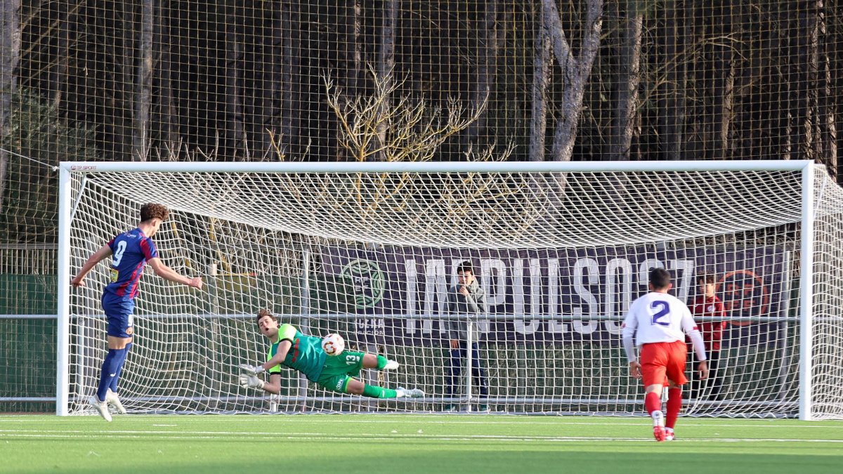 El penalti parado por Marc Arnau en el minuto 65 de partido. - ÁREA 11