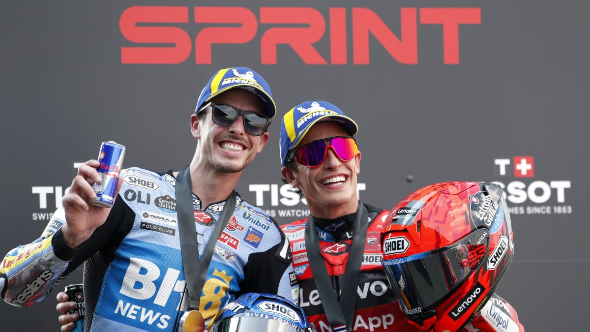 Àlex y Marc Márquez, felices tras compartir las dos primeras posiciones en la carrera sprint. - MOTOGP