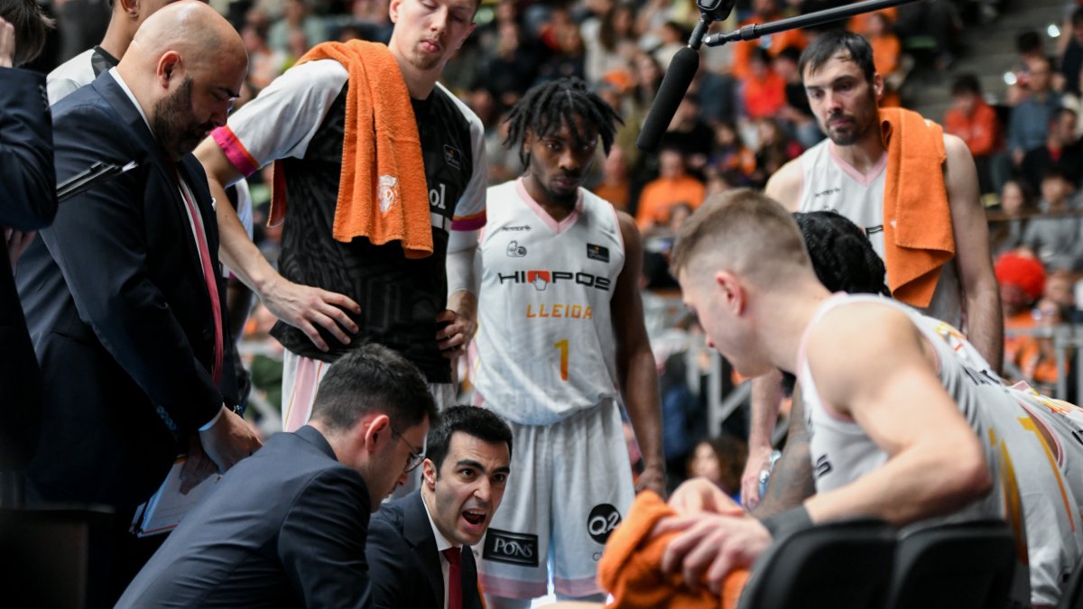 Encuentra, arengando a sus jugadores en un tiempo muerto. - PHOTO ACB MÓNICA ARCAY