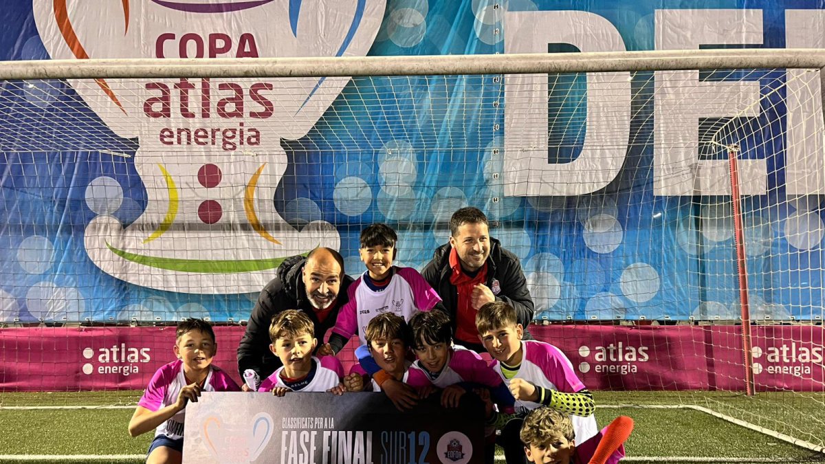 La plantilla de la Orgèl·lia celebra su clasificación a la fase final de la Copa Atlas.