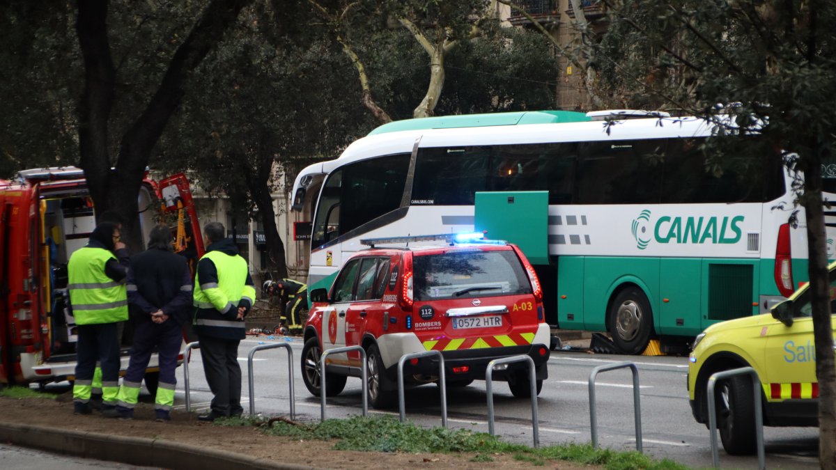 Uno de los autocares accidentado a la Diagonal.