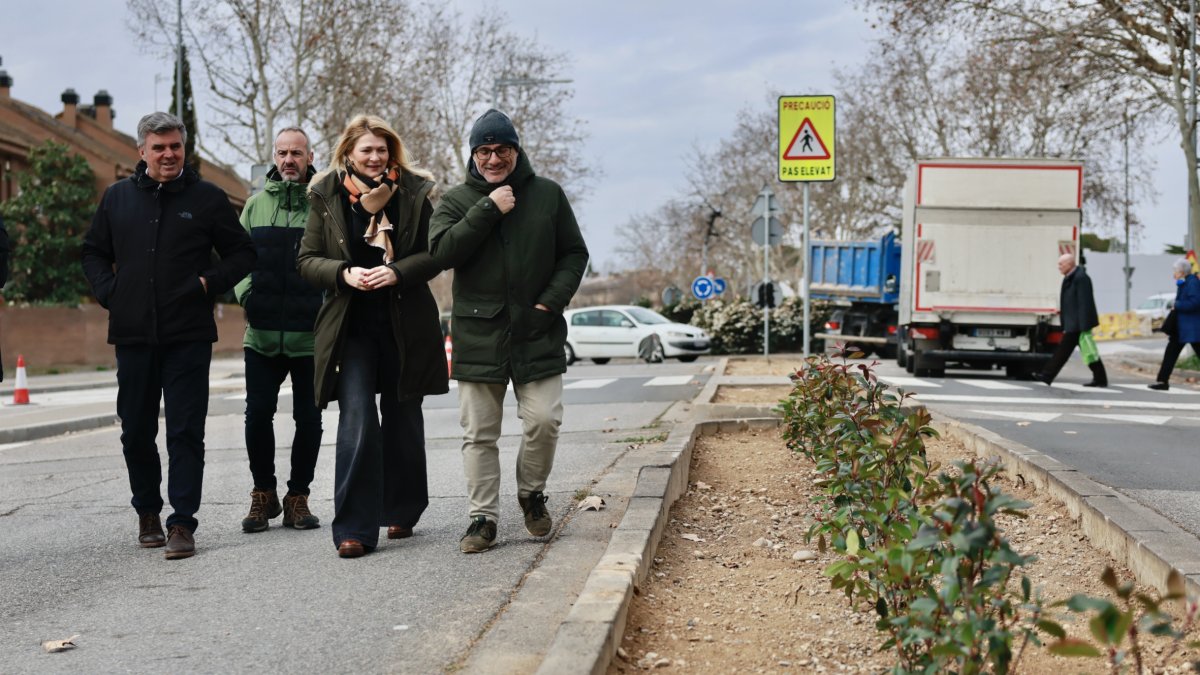 La primera tinenta d’alcalde, Begoña Iglesias, va visitar ahir els treballs d’enjardinament. - AJUNTAMENT DE LLEIDA