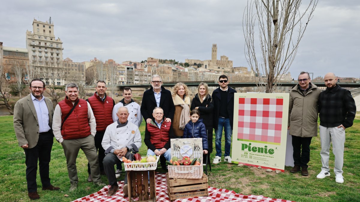 Presentació ahir del pícnic, que es farà entre la passarel·la de Cappont i el pont d’Estudi General. - MARIO GASCÓN/PAERIA