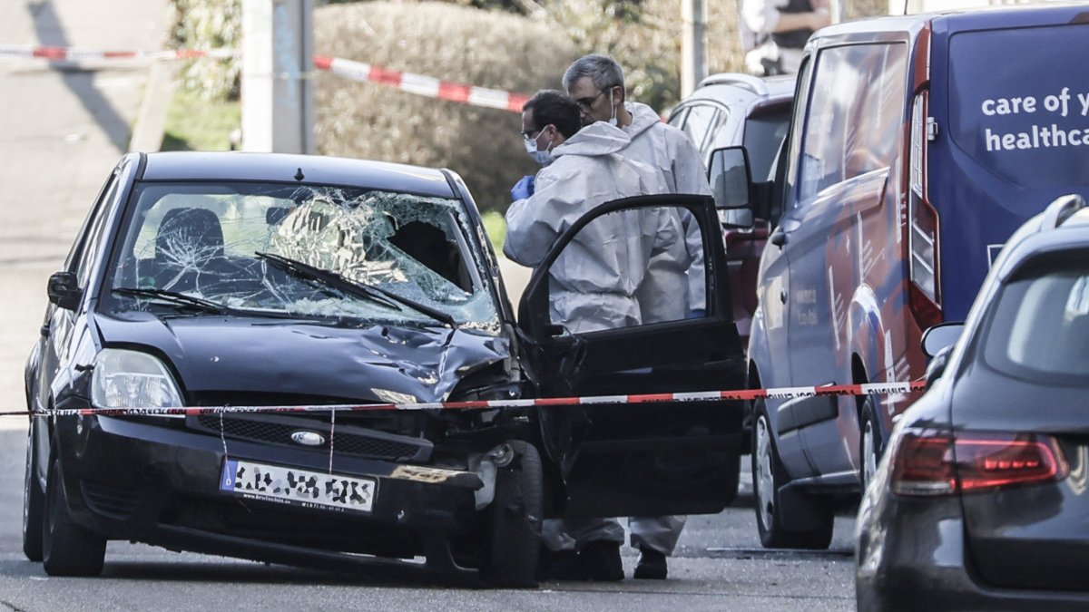 Investigadors policials analitzen el vehicle de l’atropellament. - EFE/EPA/RONALD WITTEK