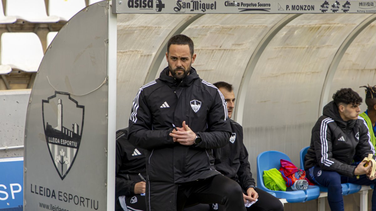 Marc Garcia, con gesto contrariado, durante su último partido como técnico del Lleida, el domingo. - JORDI ECHEVARRIA