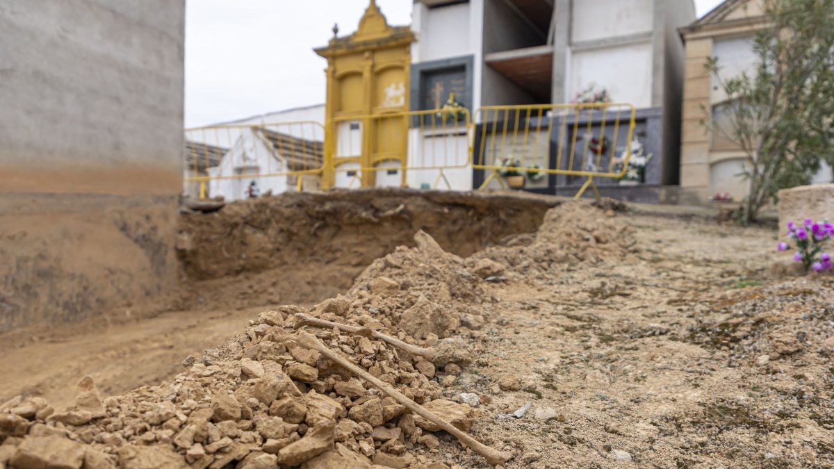 Los restos de Torrent- Los huesos humanos que afloraron la semana pasada en unas obras en el cementerio de Torrent de Cinca, tanto los procedentes de una tumba documentada como el resto, al parecer de una fosa, serán depositados en el nicho que va a empezar a ser utilizado como osario municipal sin que se llegue a analizar su ADN para intentar identificar su origen. - JORDI ECHEVARRÍA