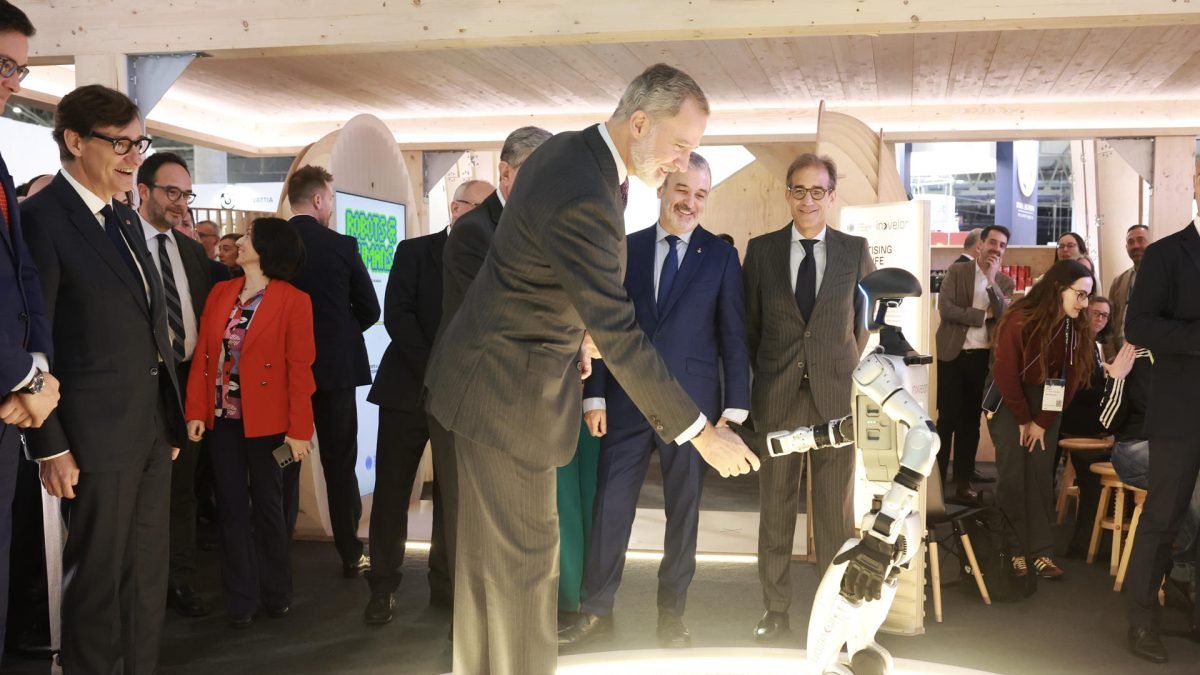 Robot humanoide de Invelon- El estand de la empresa leridana en el MWC recibió ayer la visita del rey Felipe VI, que encajó su mano con la del robot humanoide G1, fabricado por la empresa china Unitree y con la programación de Invelon Technologies. - INVELONTECH