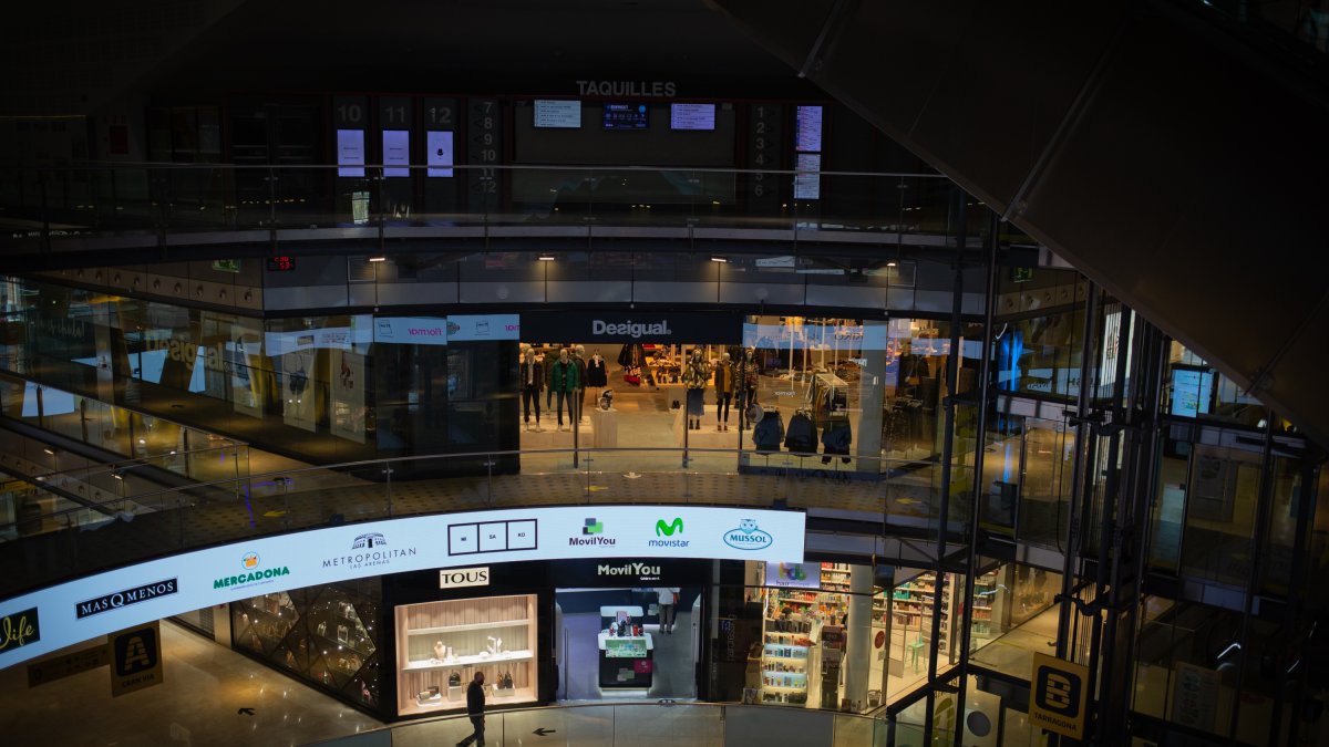 Vista general de l'interior del centre comercial Las Arenas de Barcelona.