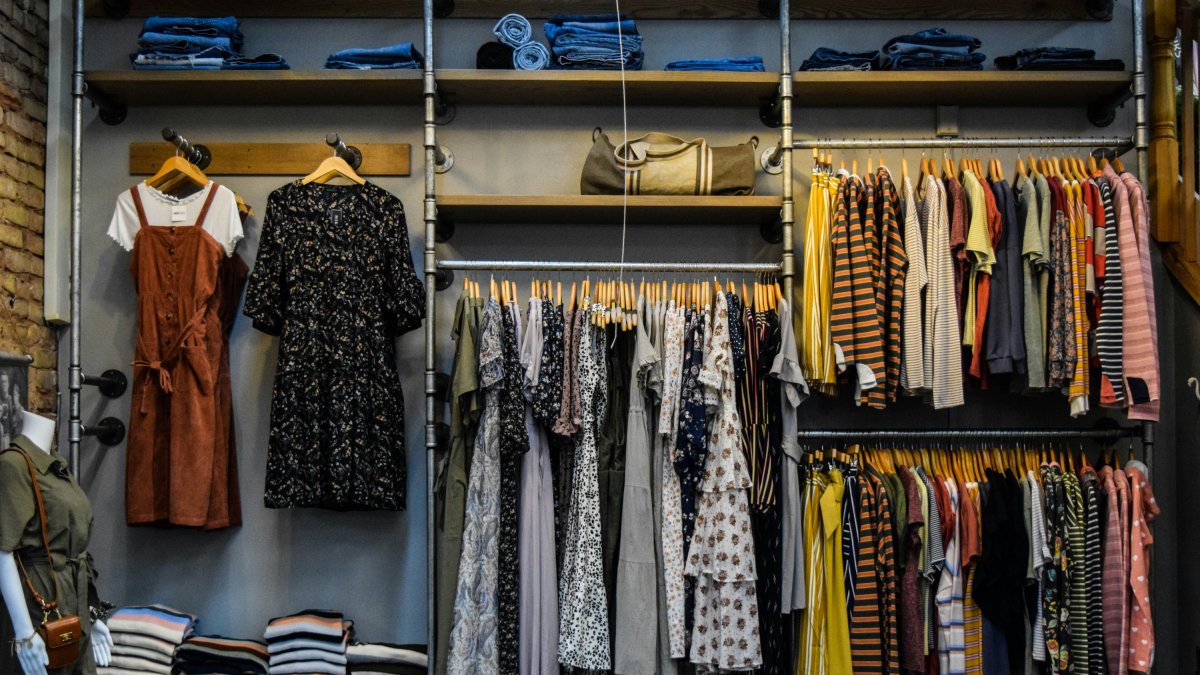 Imagen de archivo de una tienda de ropa.