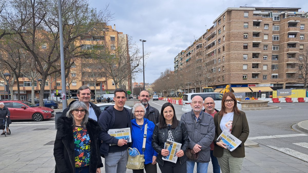 Diversos regidors i membres d’ERC ahir pel barri de Cappont. - SCD