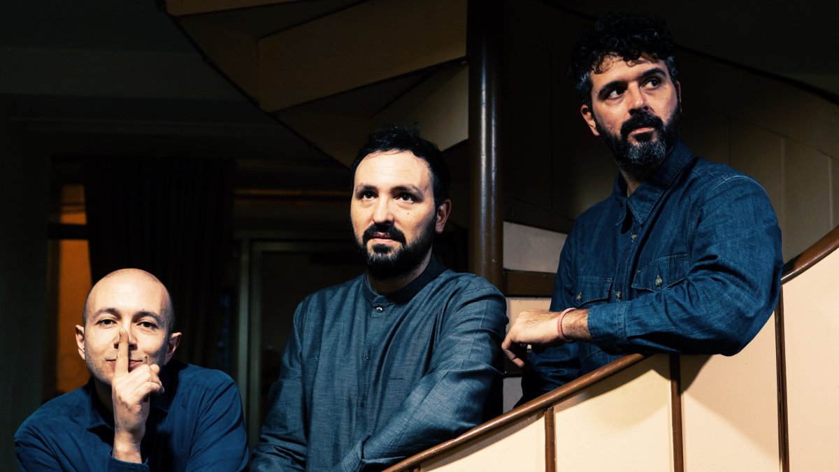 El pianista Lluís Capdevila, en el centro, lidera un trío con Luca Santaniello y Petros Klampanis. - ASPA KOULIRA