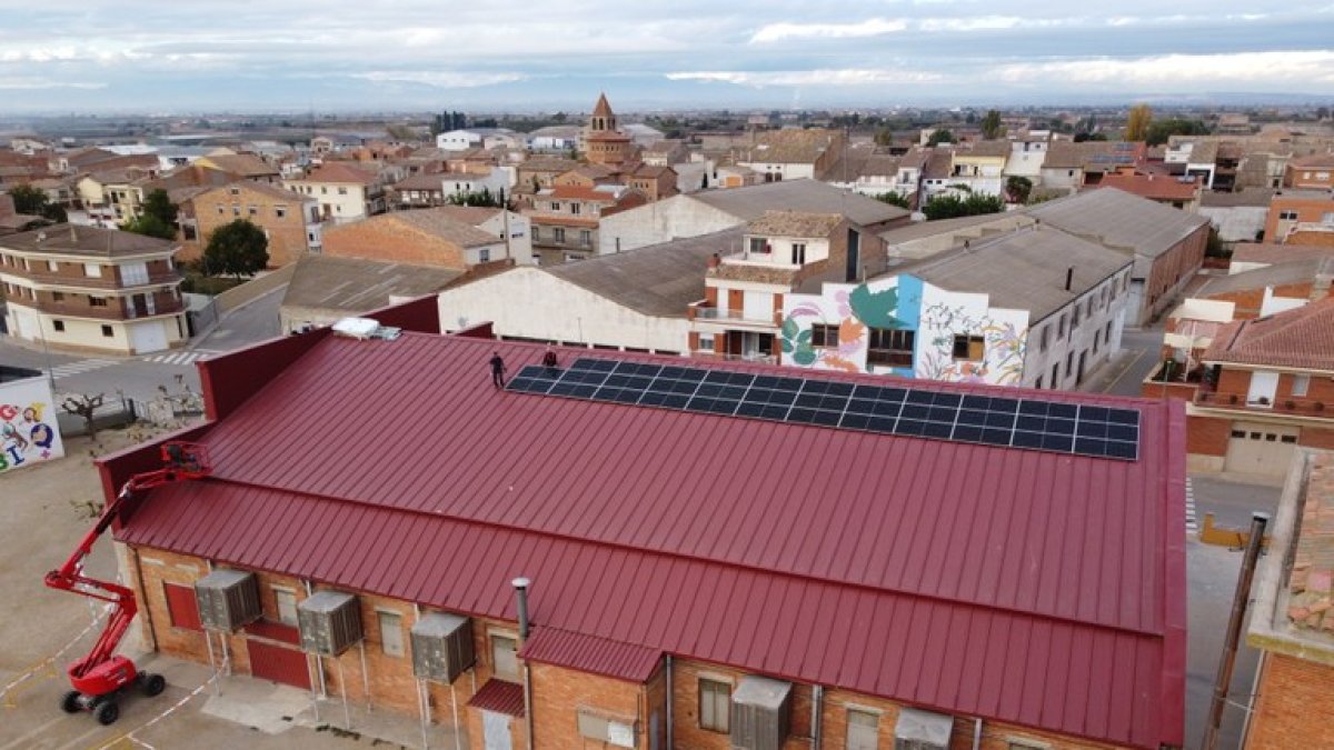 Imatge d’arxiu de la instal·lació de plaques al pavelló. - A. V. B.