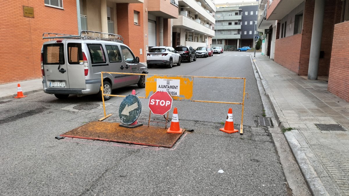 Señalización en la calle Dardanels, con problemas de alcantarillado. - E.FARNELL
