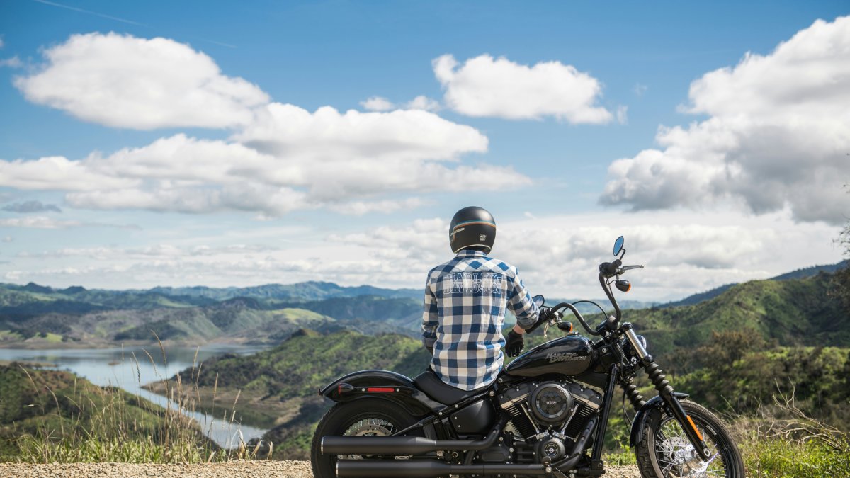 Imatge d’arxiu d’un motorista fent un descans.