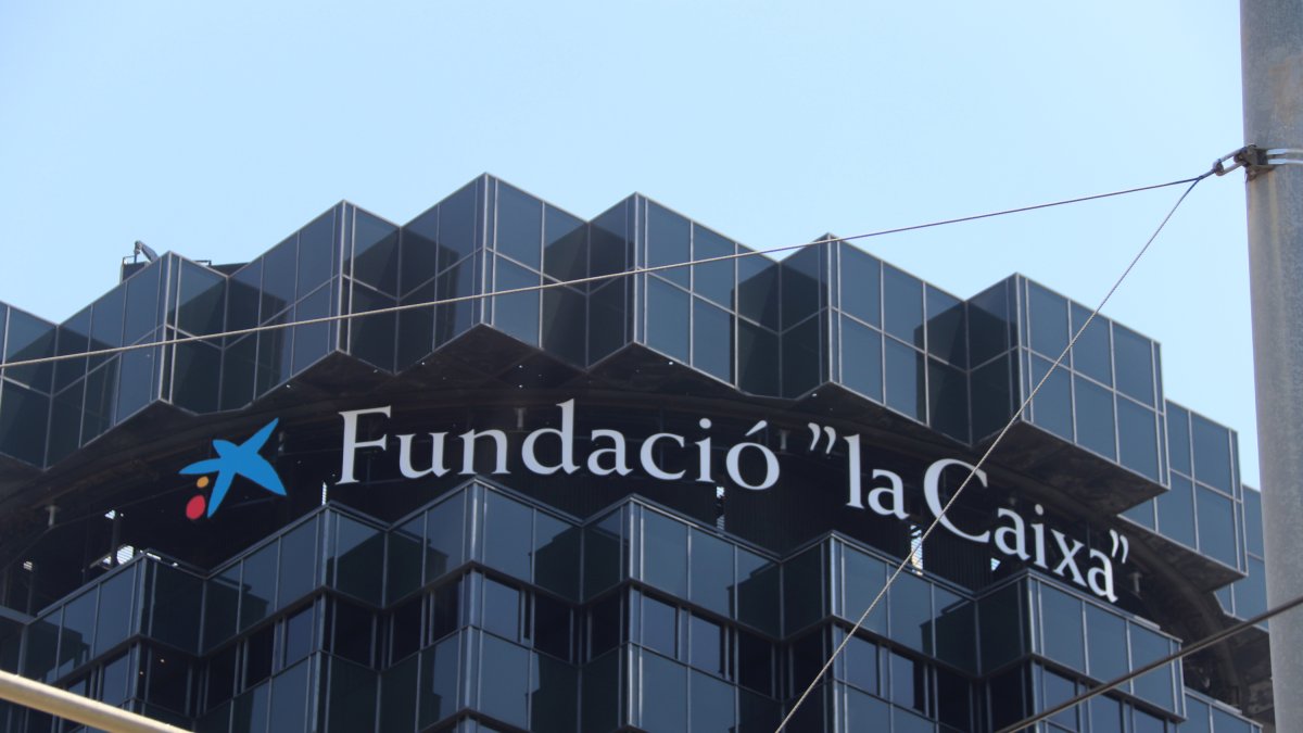 Logotipo de la Fundación La Caixa en el edificio que acoge la sede operativa de CaixaBank en Barcelona