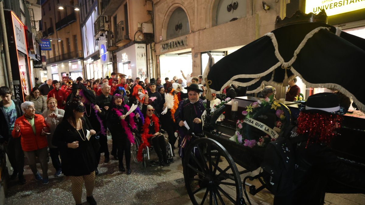 La comitiva fúnebre de Pau Pi, al carrer Major de Lleida ahir a la tarda.