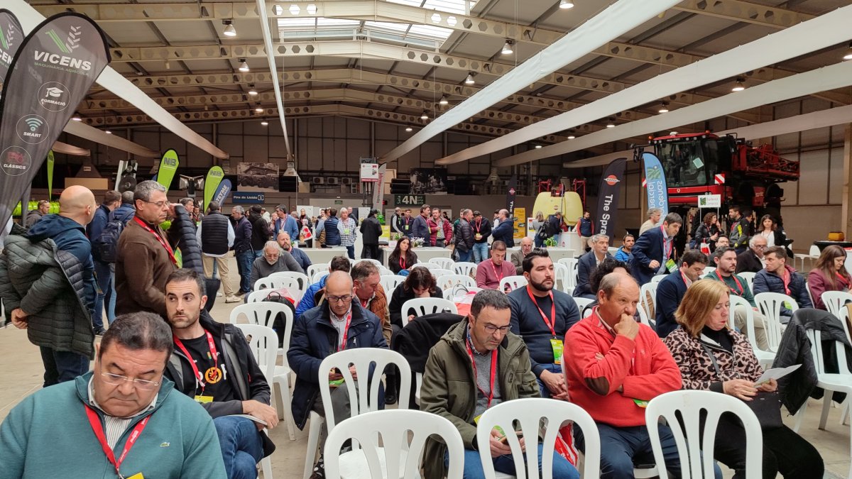 Públic assistent ahir a una de les taules redones a la Fira. - E.M.M.