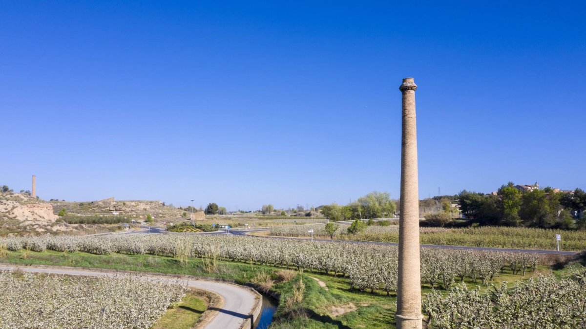 La chimenea industrial de l’Hort del Pubillet de Montoliu de Lleida. - AJUNTAMENT DE MONTOLIU