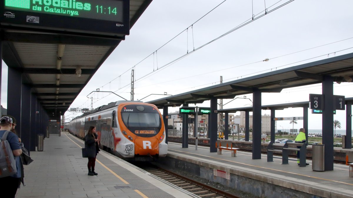 Un tren de la R2 marcha de la estación de Cunit en dirección a Barcelona, este lunes por la mañana.