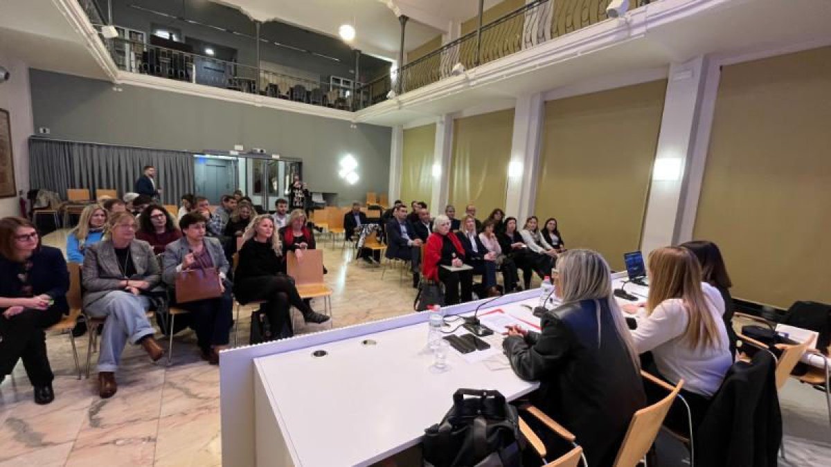 CCOO Lleida reivindica que ‘Encara és temps de feminismes’. El sindicat CCOO Terres de Lleida commemora el Dia Internacional de les Dones Treballadores a la plaça Ricard Viñes de la capital del Segrià sota el lema Encara és temps de feminismes, i van llegir el seu manifest. - AV ZONA ALTA-RICARD VIÑES