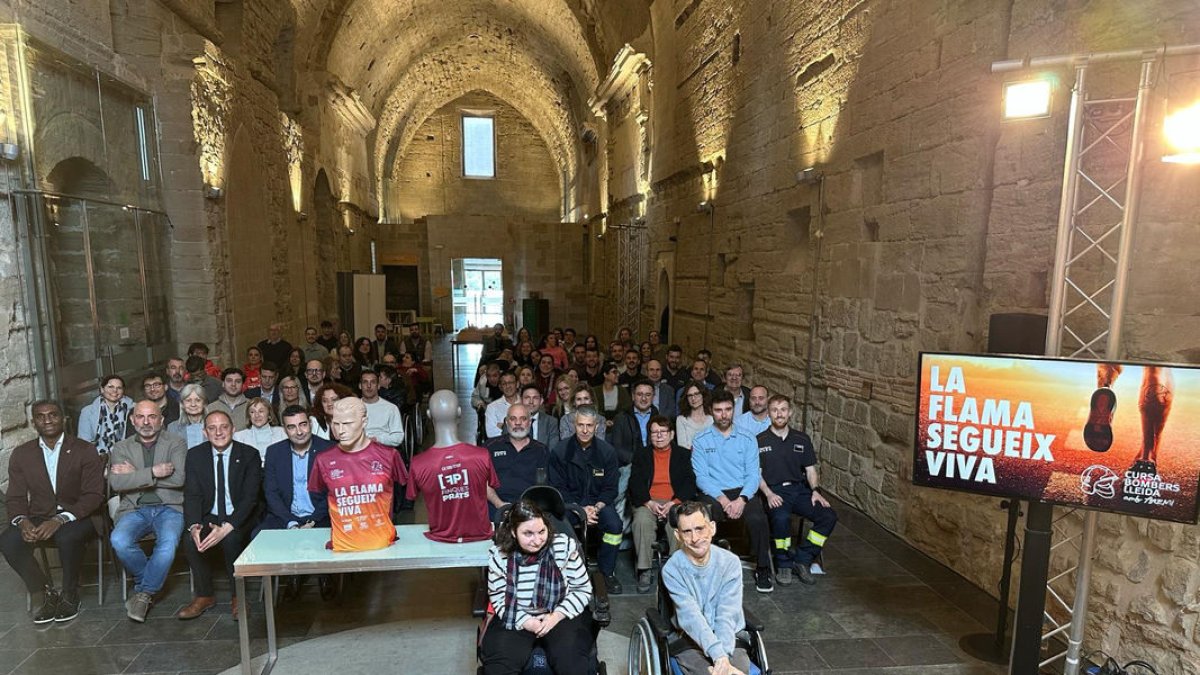 Foto de família durant la presentació que va tenir lloc a la Sala de la Canonja de la Seu Vella.