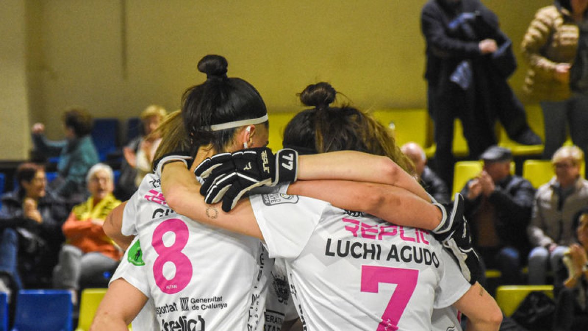Jugadores del Vila-sana celebren un gol contra el Mataró. - CLARA LIÁÑEZ