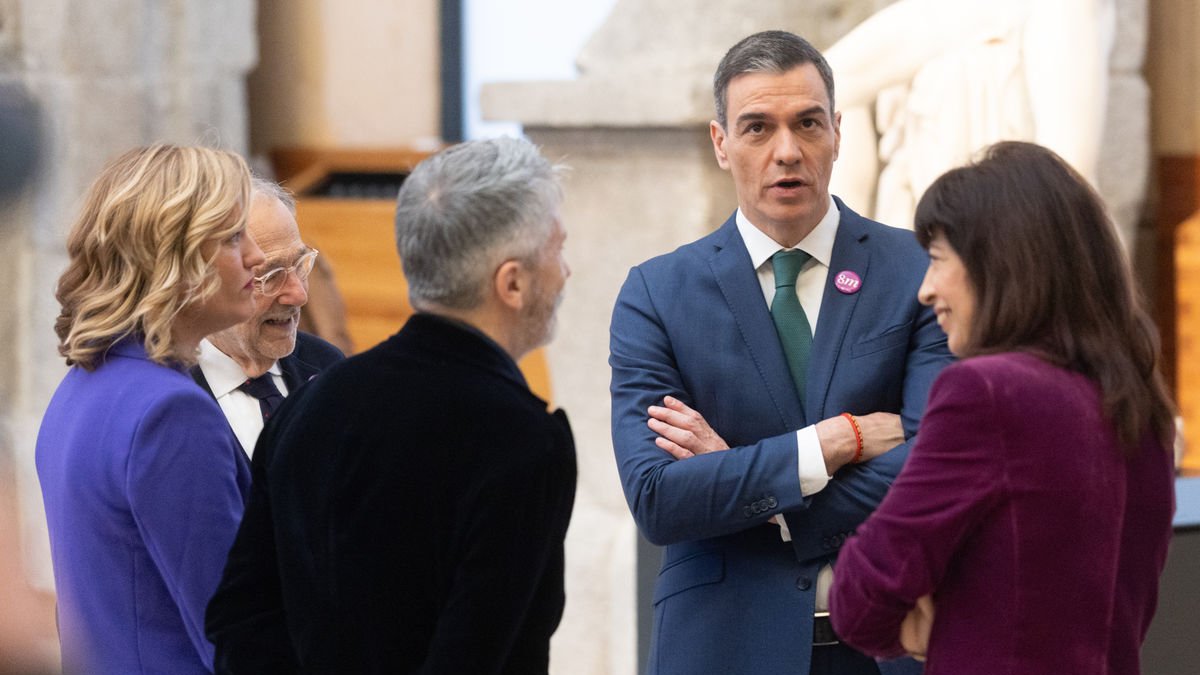 Sánchez conversant ahir amb alguns dels seus ministres en un acte a Madrid. - EUROPA PRESS