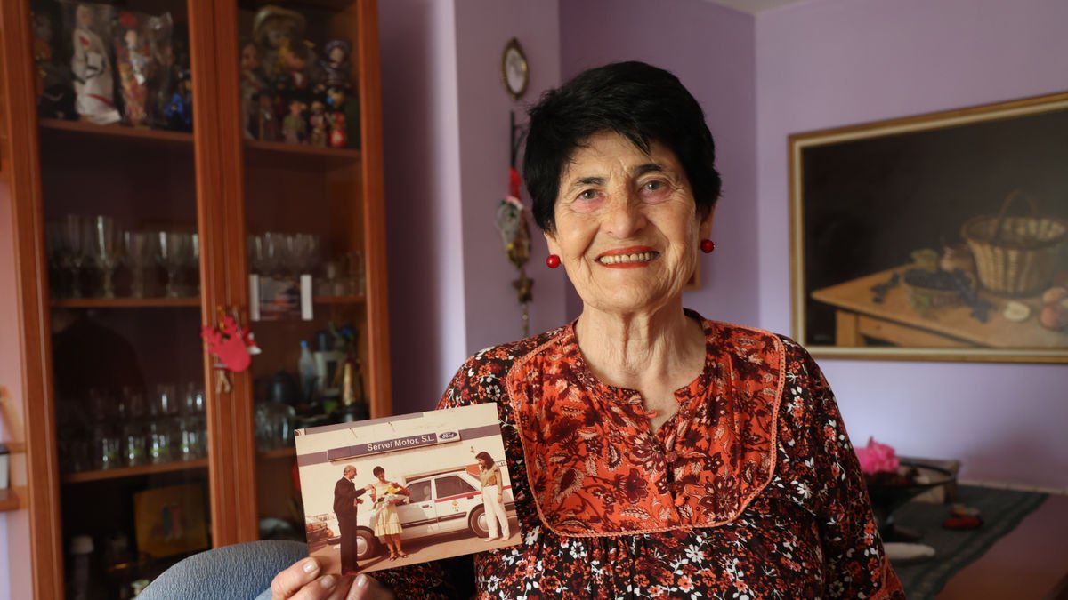 María Luisa Lanza amb el seu taxi. Va treballar conduint aquests vehicles durant set anys, fins al 1989.