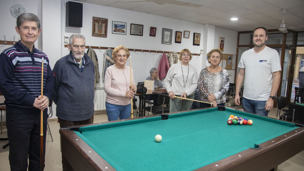 Varios vecinos y el alcalde de la localidad en el hogar de jubilados.
