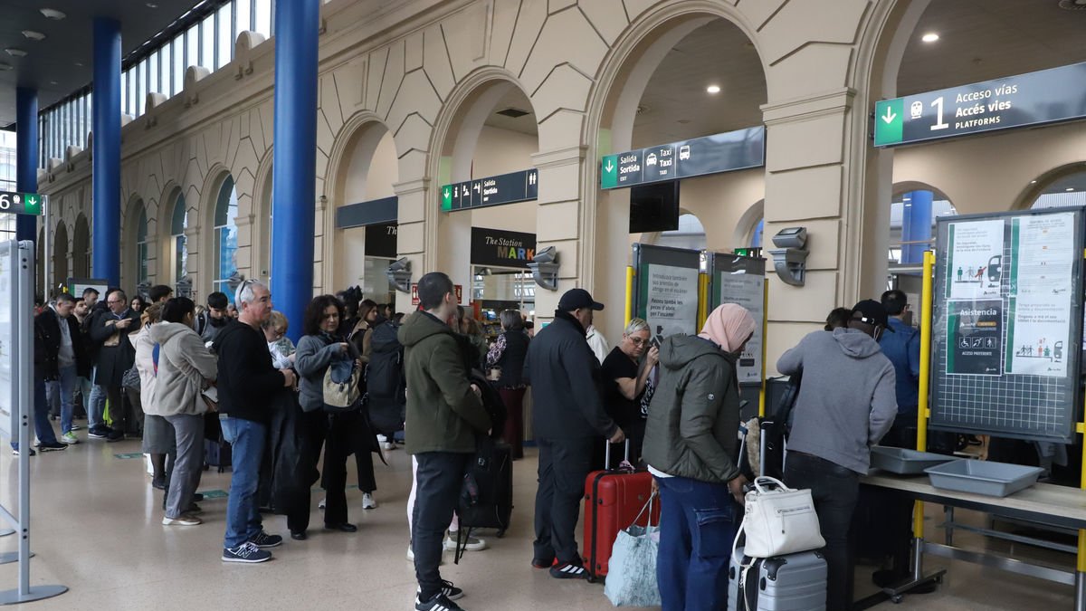 La incidencia provocó retrasos en al menos una quincena de trenes con parada en Lleida-Pirineus, provocando aglomeraciones. - ACN