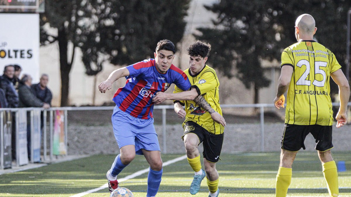 Un jugador del Térmens intenta alliberar-se de la pressió d’un rival. - INGRID SEGURA