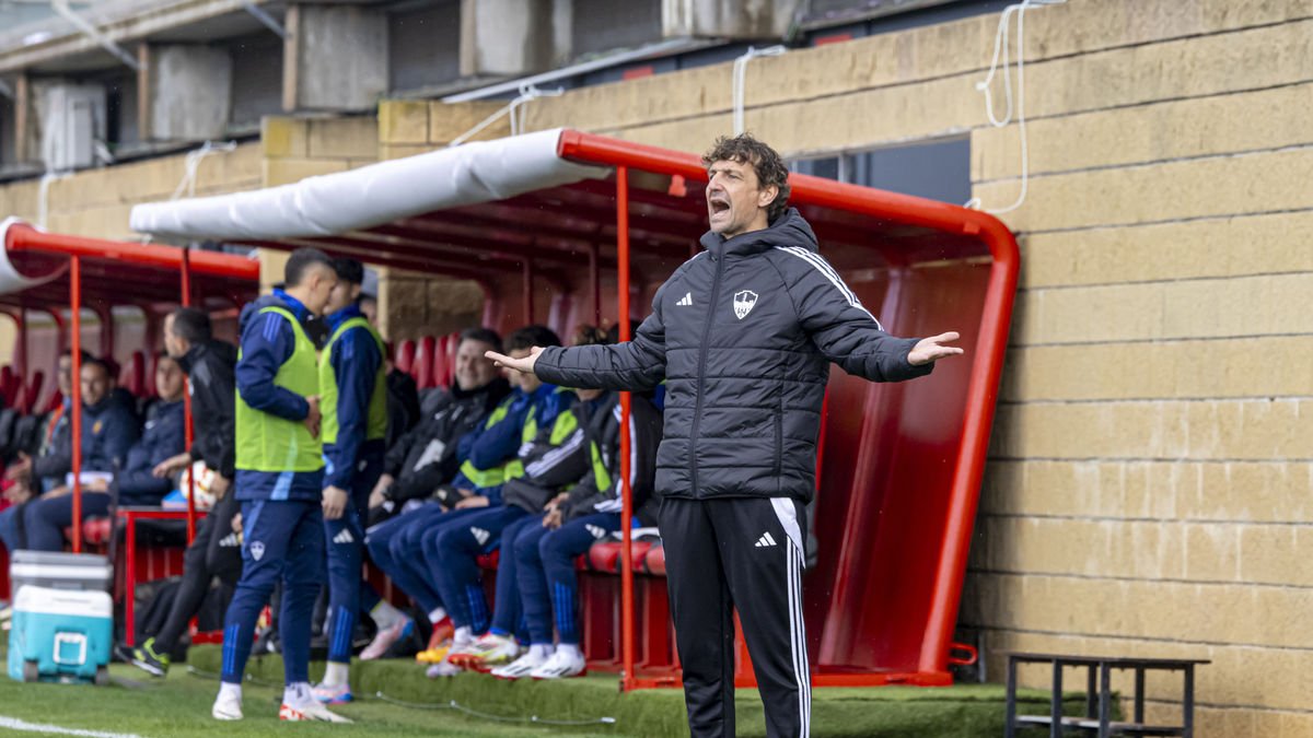 Iñigo Idiakez, donant indicacions en el partit davant del Mallorca B. - JORDI ECHEVARRIA
