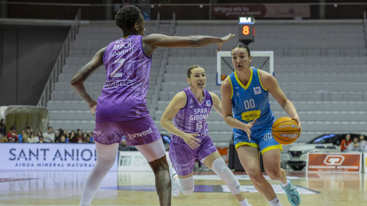Ainhoa Gervasini intenta superar Sandra Ygueravide durant el partit disputat a Fontajau. - ÀREA 11