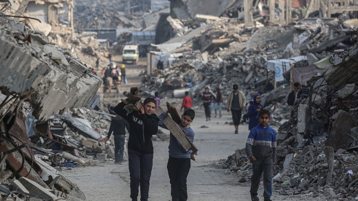 Nens palestins proven de tirar endavant entre runa dels edificis destruïts per les bombes. - EUROPA PRESS
