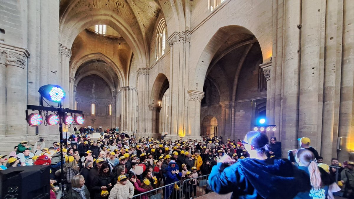 El conjunto monumental de la Seu Vella fue escenario del ‘Posa’t la gorra’ en el que hubo bailes, talleres, robots y todo tipo de actividades para hacer las delícias de los niños. - SCD