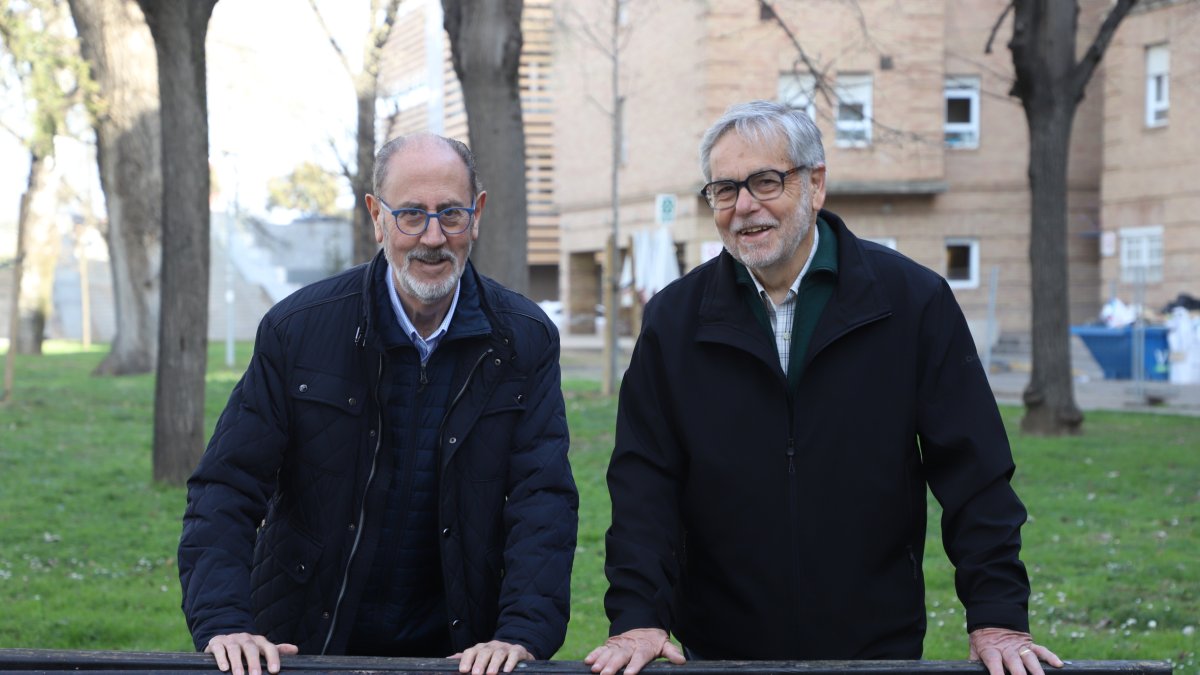 Pep Pon y Sebastià Barranco, esta semana en el jardín que da a la parte antigua del hospital Arnau de Vilanova.