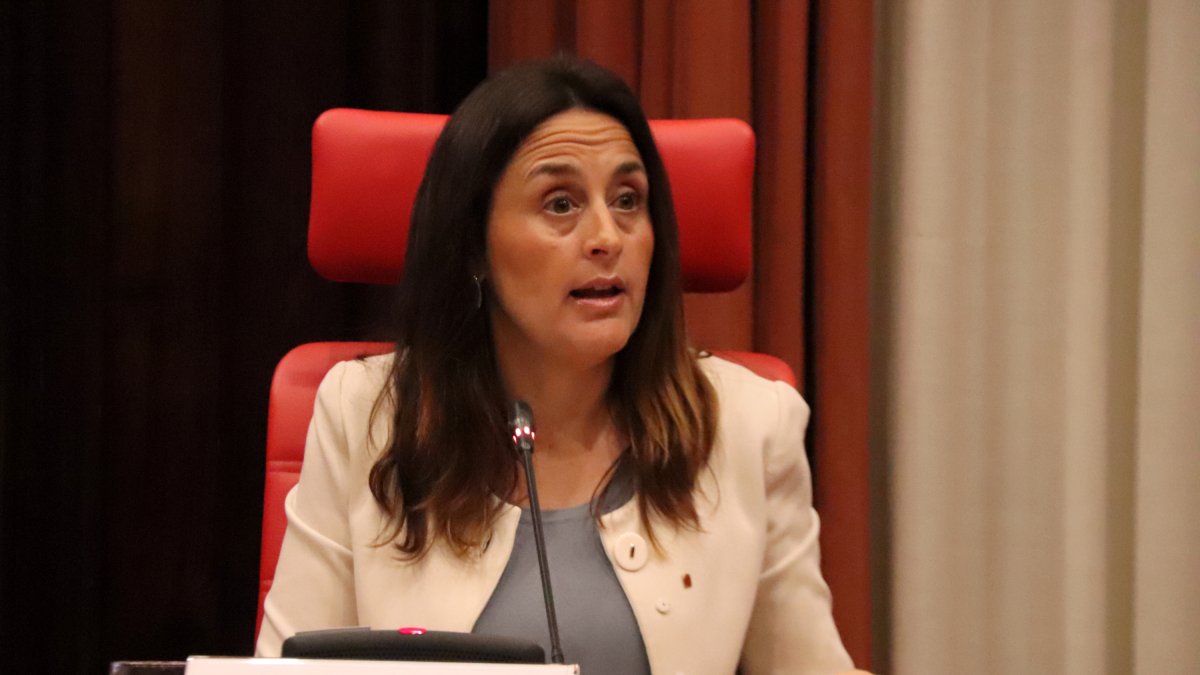 La consellera d'Educació, Esther Niubó, compareixent a la comissió d'Educació del Parlament.
