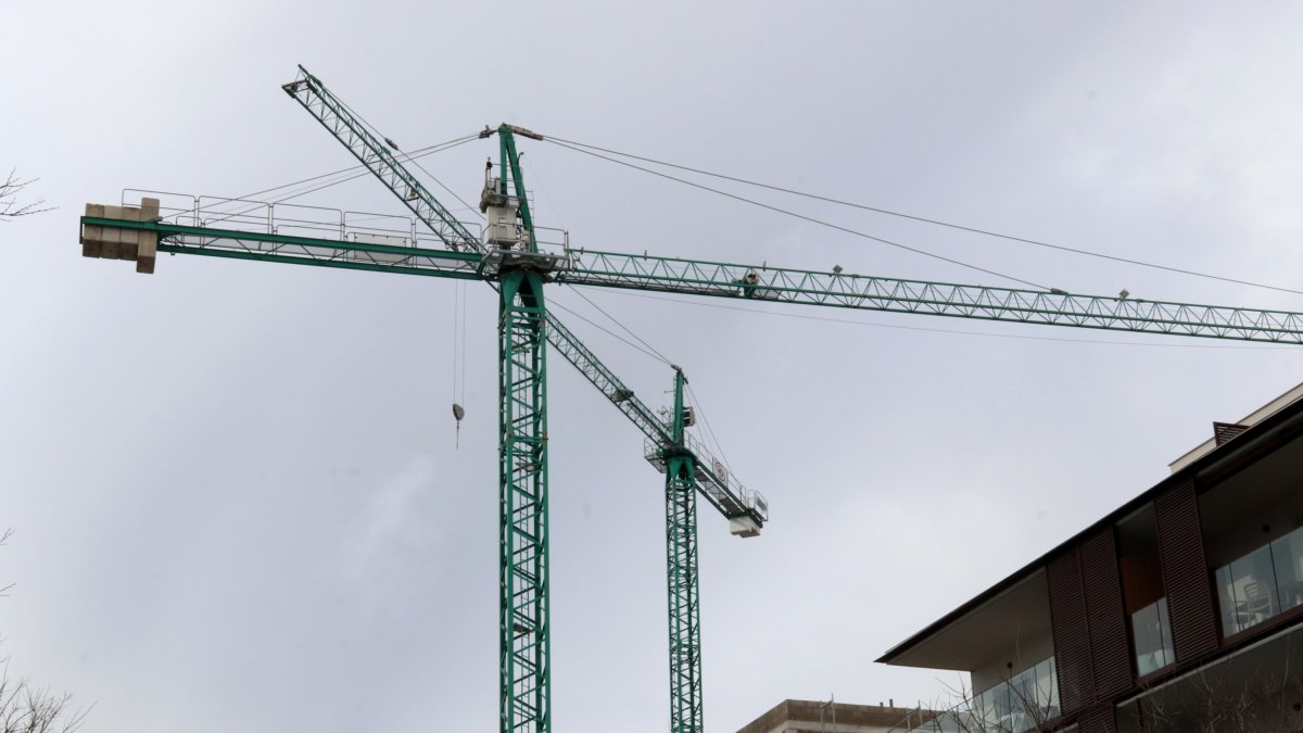 Dos grúas trabajando en la construcción de edificios