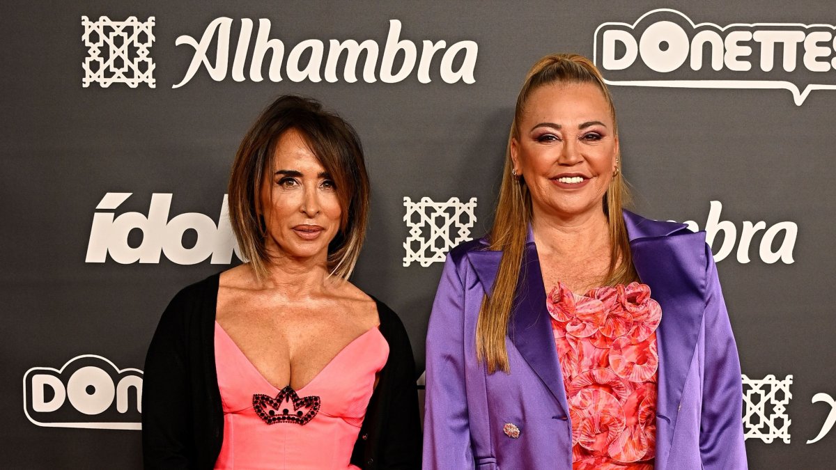 María Patiño i Belén Esteban posen en un photocall.