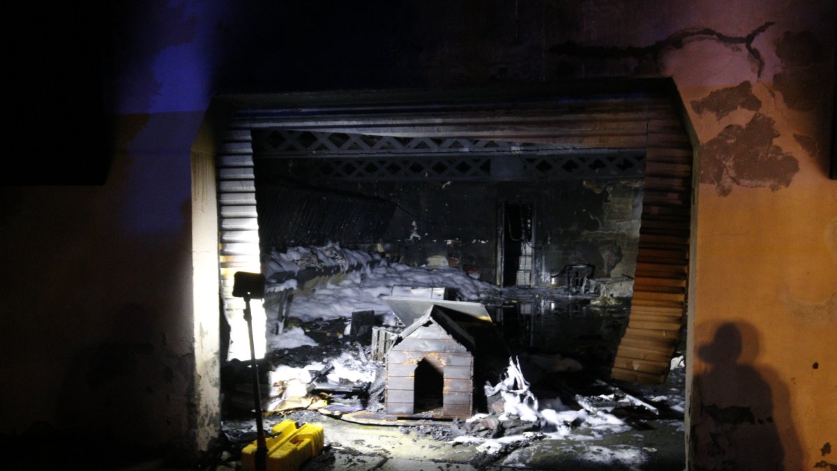 Imatge de la planta baixa de la casa incendiada al carrer Maria Montessori de Lleida.