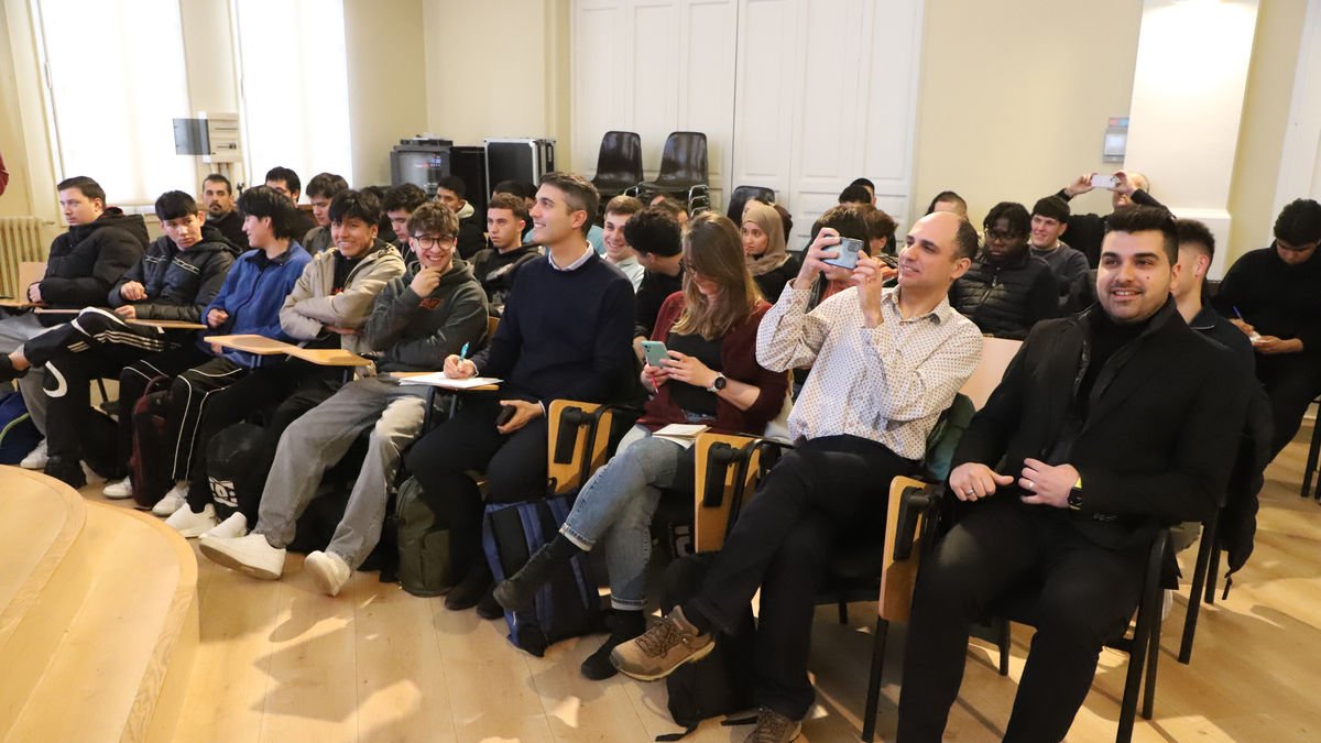 Setmana de l’Emprenedoria- L’Escola del Treball va estrenar ahir la XII Setmana de l’Emprenedoria amb una xarrada de l’empresari lleidatà Joan Folguera (a la dreta de la imatge). Els pròxims esdeveniments seran una taula redona demà amb exalumnes i una altra divendres amb Erasmus. - ROGER BARRAGÁN