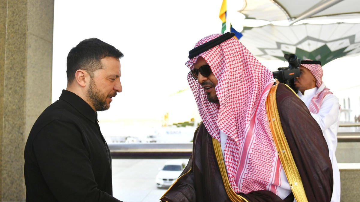 Volodímir Zelensky es recibido por el vicegobernador de la región de La Meca, en Arabia Saudita. - SAUDI PRESS AGENCY / DPA