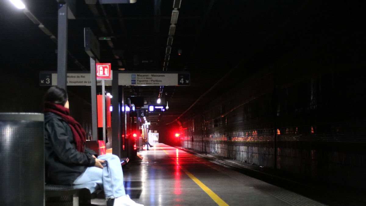 La estación del Clot de Barcelona se quedó ayer sin luz. - ACN