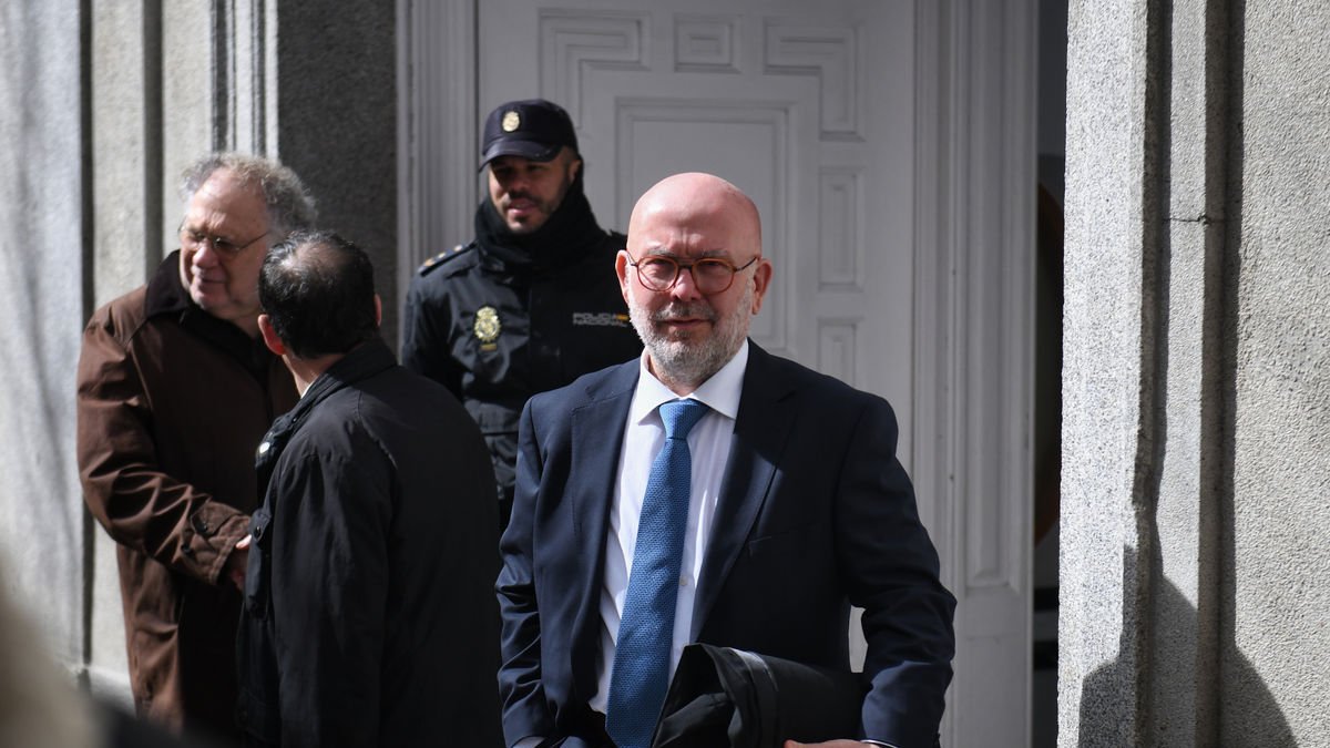 El abogado de Puigdemont, Gonzalo Boye, a su salida de la vista pública de ayer en el Supremo. - EUROPA PRESS