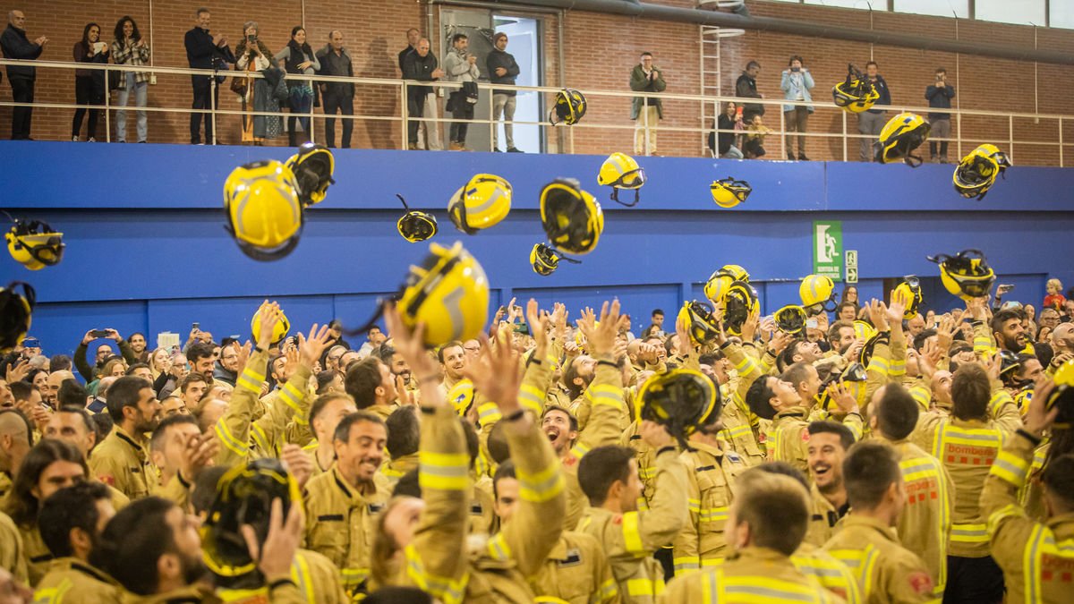 Imagen de archivo de una promoción de bomberos. - BOMBERS DE LA GENERALITAT