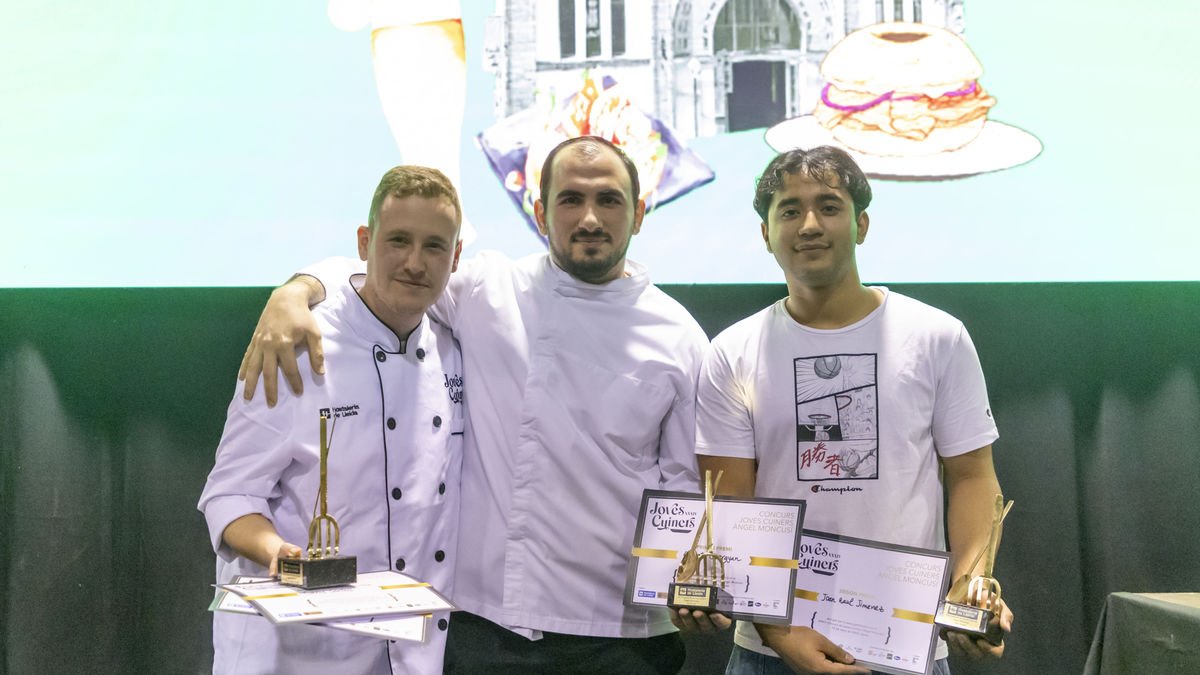 Ashot Gevorgyan,en el centro, con Genís Santos y Joan Raül Jiménez, en la entrega de premios del Concurs de Joves Cuiners Àngel Moncusí. - JORDI ECHEVARRIA
