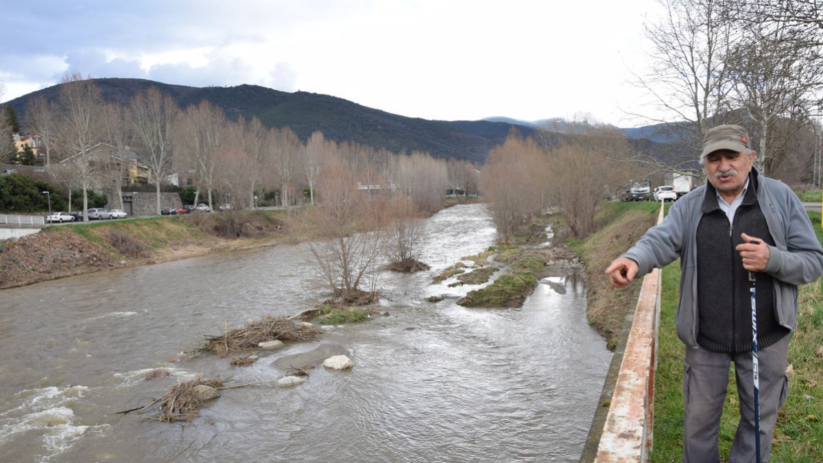 Un veí mostra la pujada del nivell del riu Segre a la Seu, a la zona de la Palanca. - C.SANS