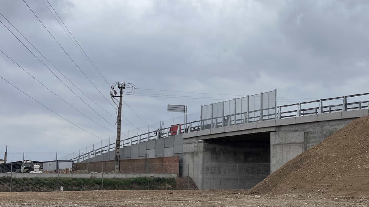 El poste eléctrico que impide la circulación de camiones con seguridad por el puente. - MARC CODINAS