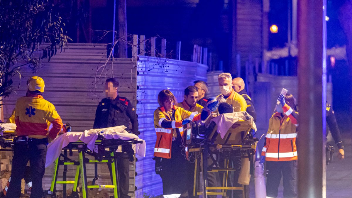 Rescate de una de las víctimas en el incendio de una casa en la calle Maria Montessori de Lleida.