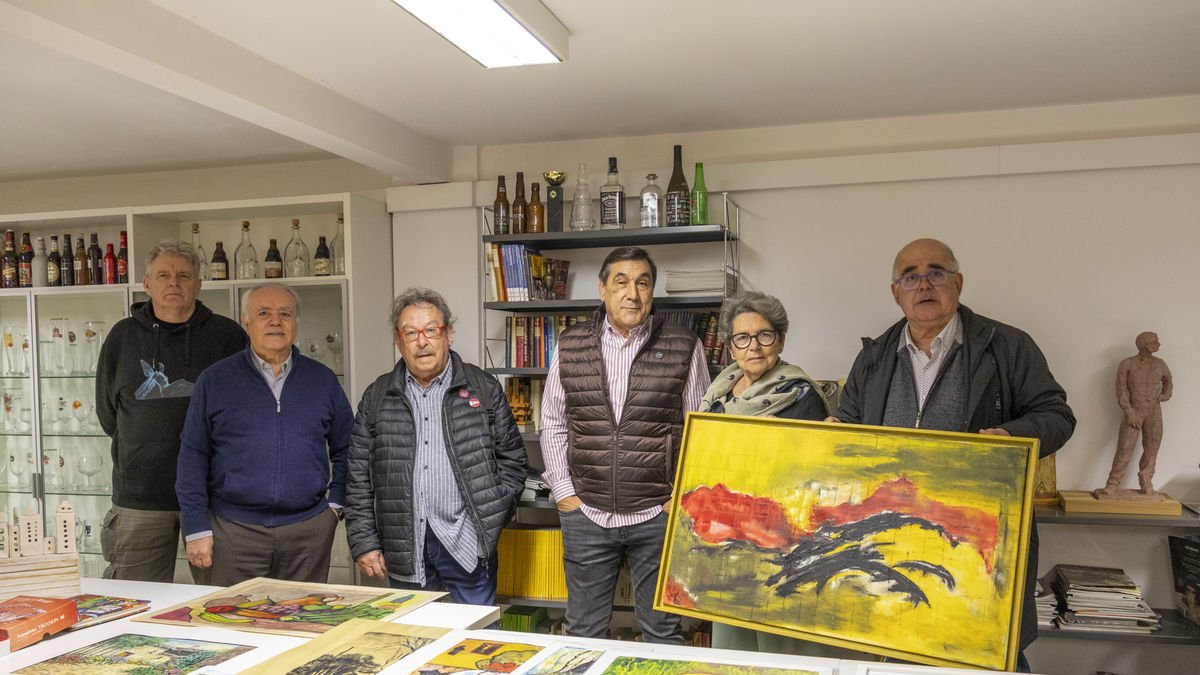 Representants d’alguns dels ateneus organitzadors, ahir davant de les obres que es rifaran. - ROGER BARRAGÁN